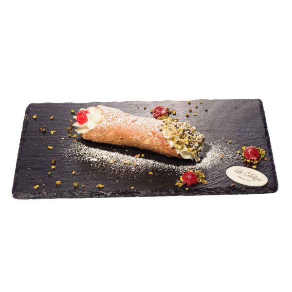 cannolo di ricotta e granelli di pistacchio